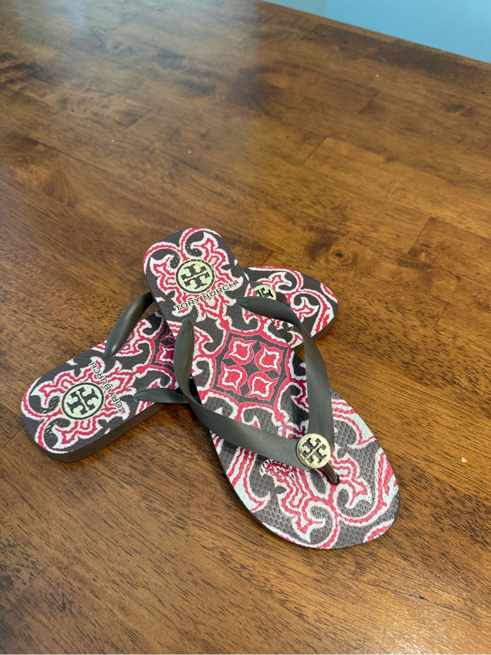 Tory Burch Thandie Printed Flip Flop Sandals Red Gray Paisley Logo Medallion 8